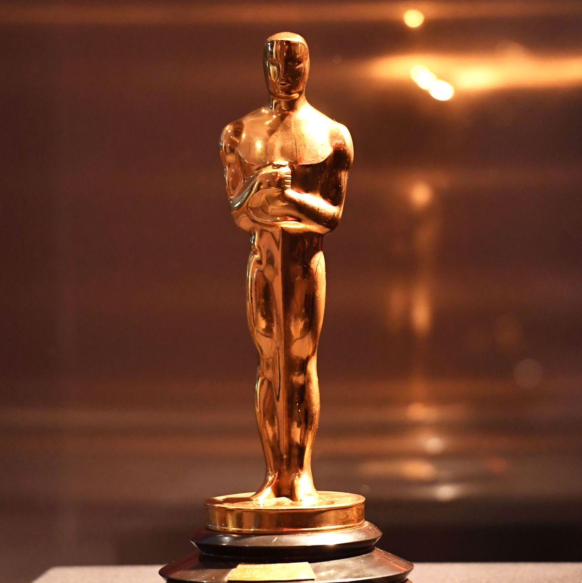 Премия своим. Кинопремия Оскар 2010. Оскар из. Оскар за актерскую игру. Оскар с поднятыми руками.